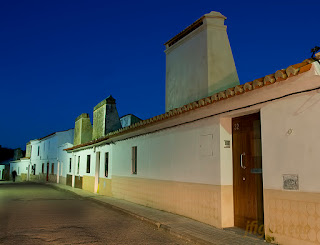 Iglesia de San Jorge Mártir y chimeneas tradicionales